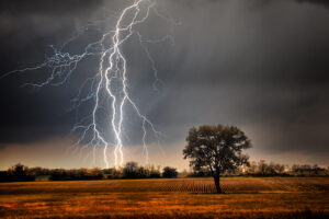 Read more about the article वीज पडणे / कोसळणे (Lightning Strike)